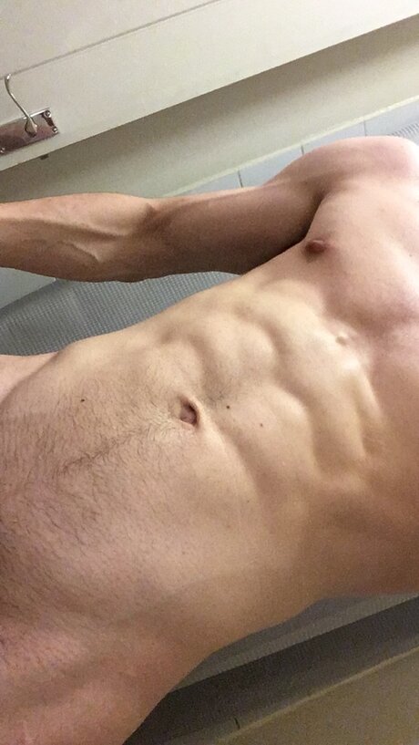 Foto desnuda filtrada de OnlyFans de Lewis