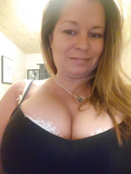 Foto desnuda filtrada de OnlyFans de Tell Me What To Take Off