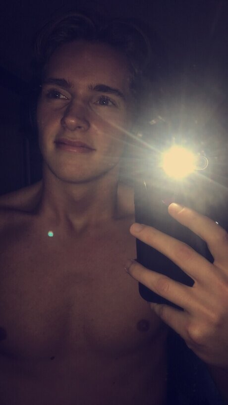 Foto desnuda filtrada de OnlyFans de Clark