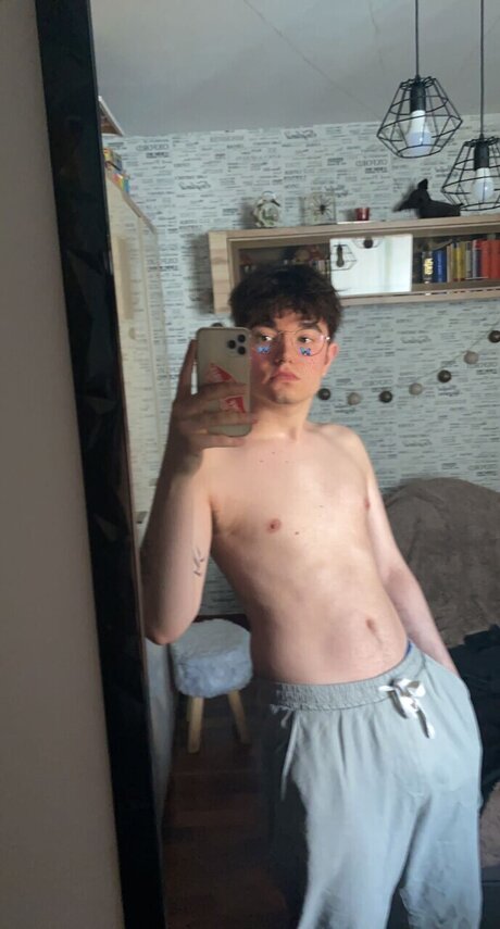 Foto desnuda filtrada de OnlyFans de Adrian