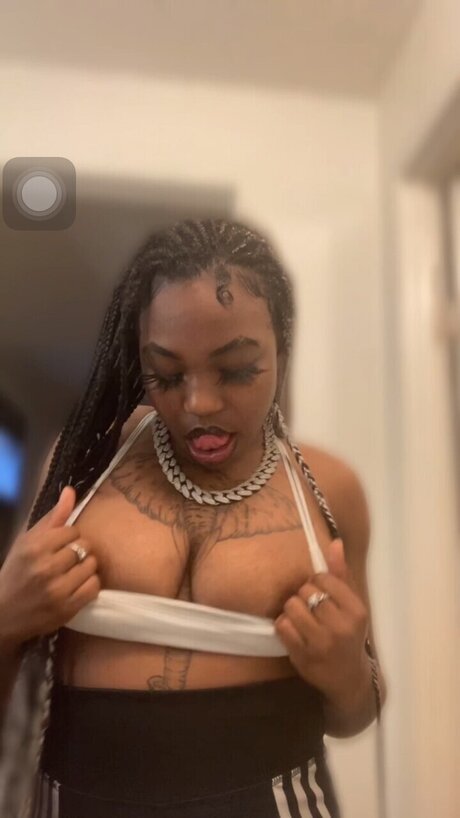 Foto desnuda filtrada de OnlyFans de Mona Lisa