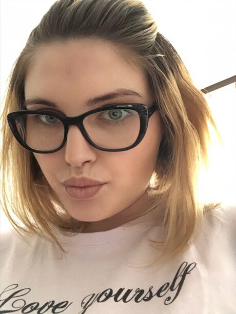 Foto desnuda filtrada de OnlyFans de Beatrice Andrei