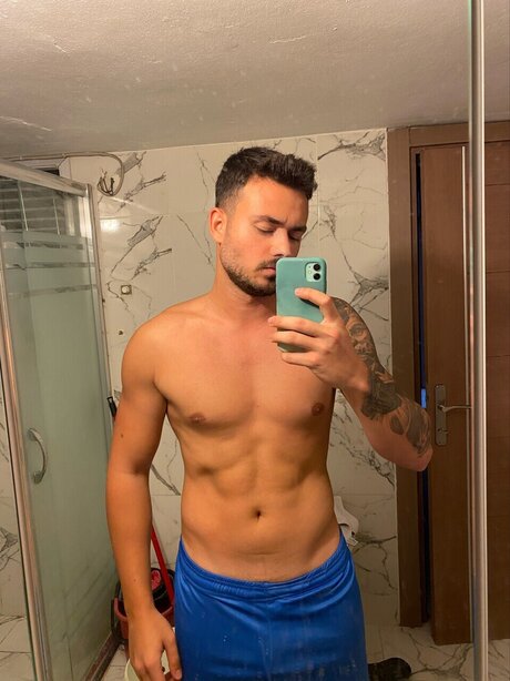 Foto desnuda filtrada de OnlyFans de Enver Etin