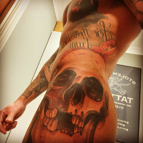 Foto desnuda filtrada de OnlyFans de Tattooed Adonis