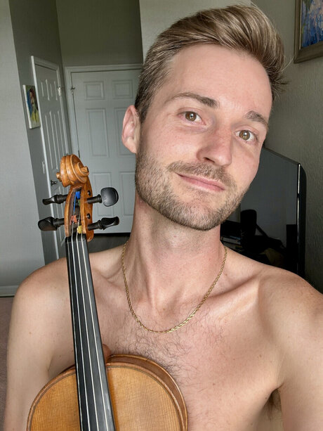 Foto desnuda filtrada de OnlyFans de A Naked Violinist