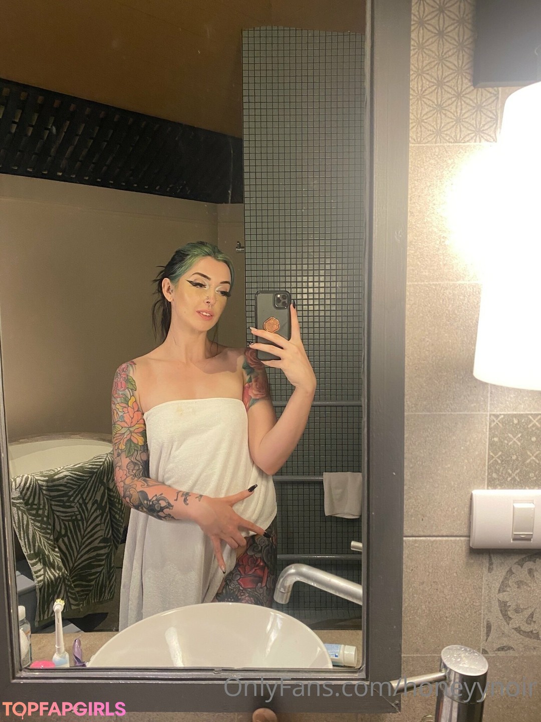 Foto desnuda filtrada de OnlyFans de Honeyy Noir #16 Foto desnuda filtrada de OnlyFans de Honeyy Noir #16