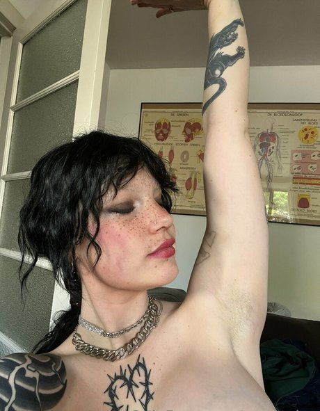 Foto desnuda filtrada de OnlyFans de Tweetylau