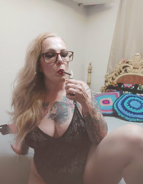 Foto desnuda filtrada de OnlyFans de Ladysmokerqueen