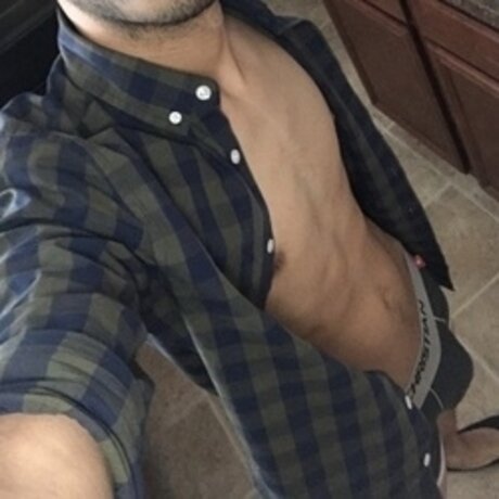Foto desnuda filtrada de OnlyFans de Hung Latin Twink