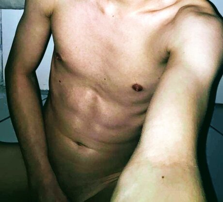 Foto desnuda filtrada de OnlyFans de Snage