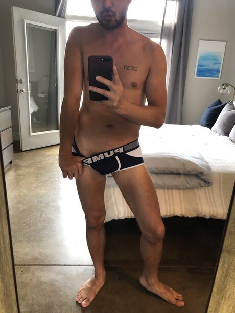 Foto desnuda filtrada de OnlyFans de Naughty Gay Traveler