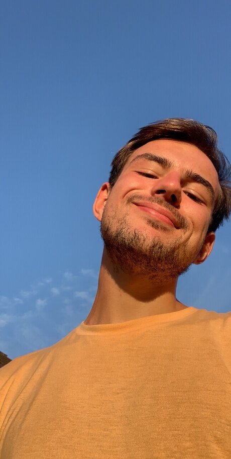 Foto desnuda filtrada de OnlyFans de Lewis