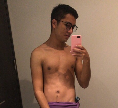 Foto desnuda filtrada de OnlyFans de Shy Twink