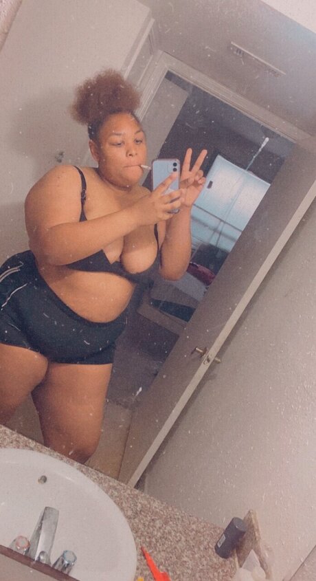 Foto desnuda filtrada de OnlyFans de Yellah Honey