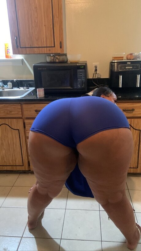 Foto desnuda filtrada de OnlyFans de Thiickyellabone