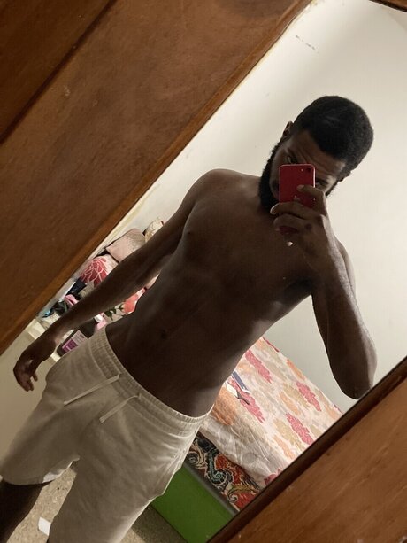 Foto desnuda filtrada de OnlyFans de Romdon