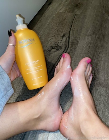 Foto desnuda filtrada de OnlyFans de Justmylovingfeet