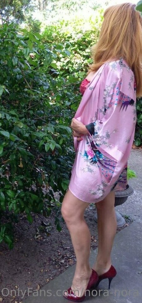 Naked_nora