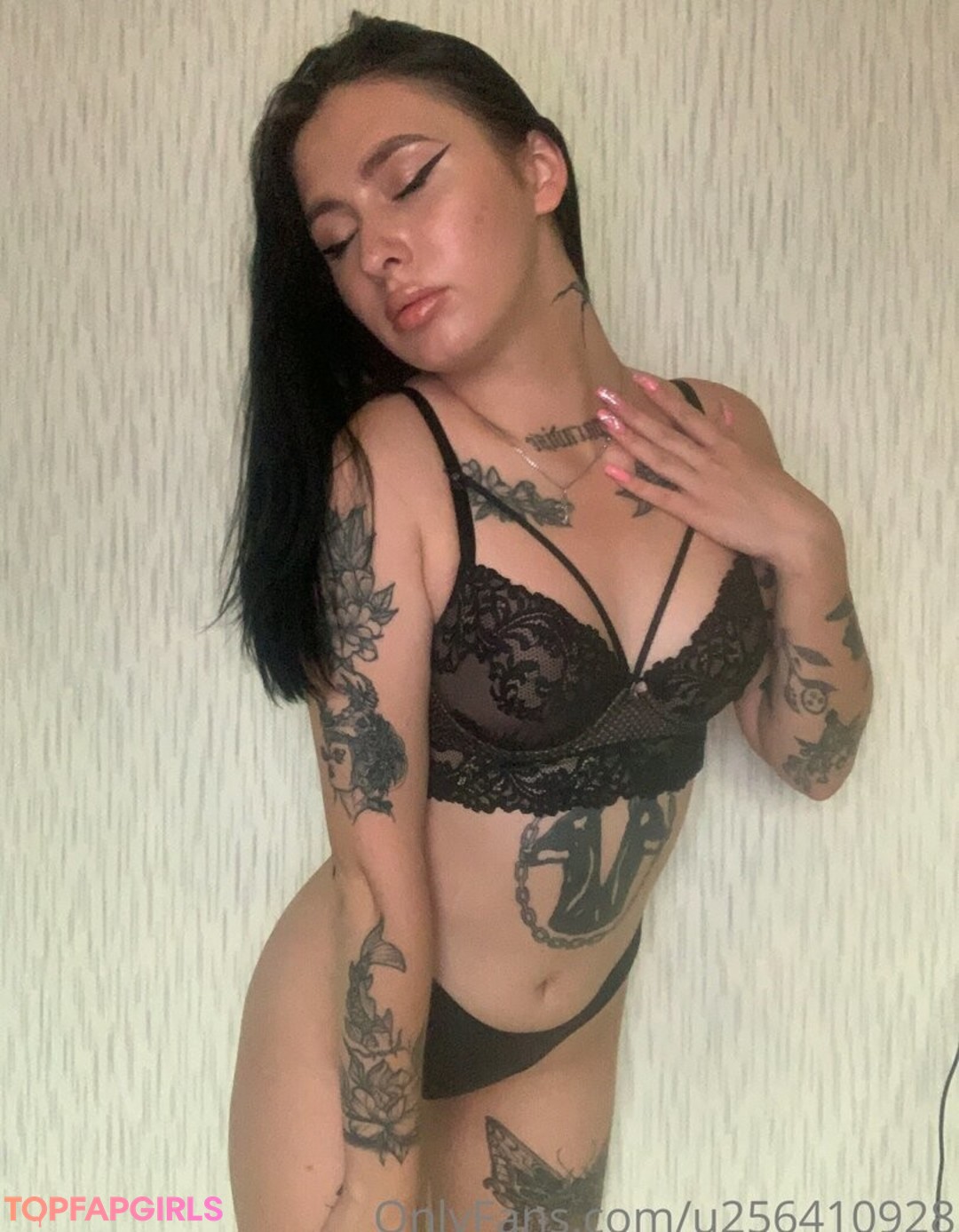 Foto desnuda filtrada de OnlyFans de Alinajuicyb1tch #39 Foto desnuda filtrada de OnlyFans de Alinajuicyb1tch #39