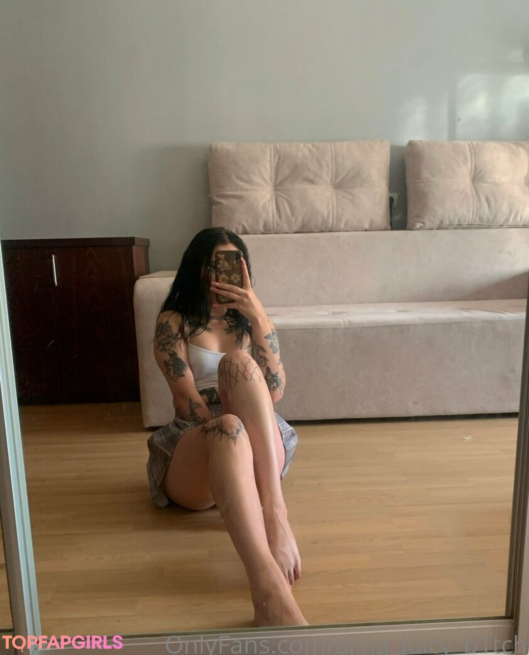 Foto desnuda filtrada de OnlyFans de Alinajuicyb1tch #84 Foto desnuda filtrada de OnlyFans de Alinajuicyb1tch #84