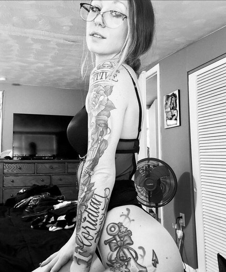 Foto desnuda filtrada de OnlyFans de Adriennemariee