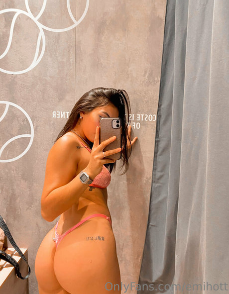 Foto desnuda filtrada de OnlyFans de Emihott