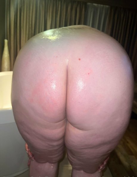 Foto desnuda filtrada de OnlyFans de Porcelainpeachhh