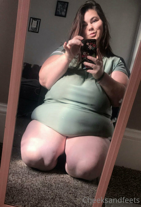 Cheeksandfeetsfree