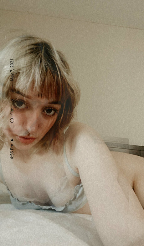 Foto desnuda filtrada de OnlyFans de Lilhoneydoeeyesfree