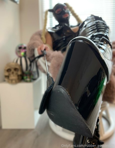 Foto desnuda filtrada de OnlyFans de Rubbergoddess21