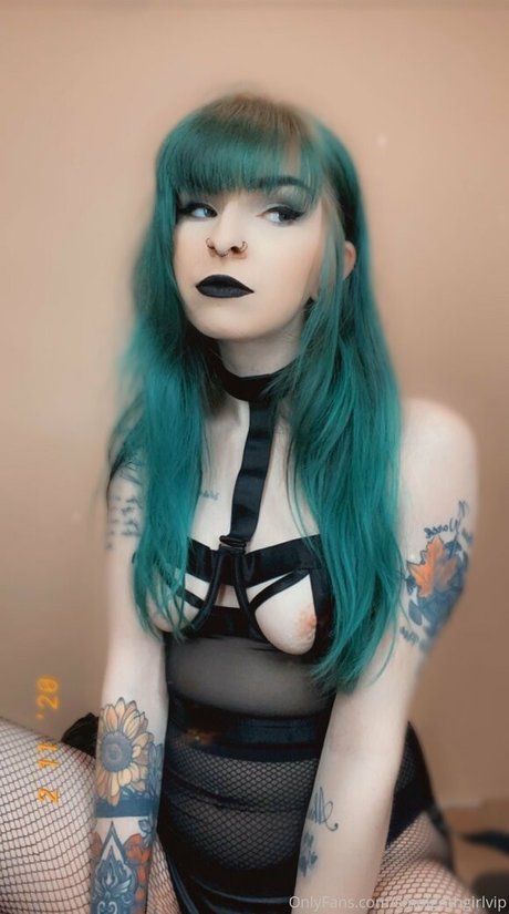 Foto desnuda filtrada de OnlyFans de Smolgothgirlvip