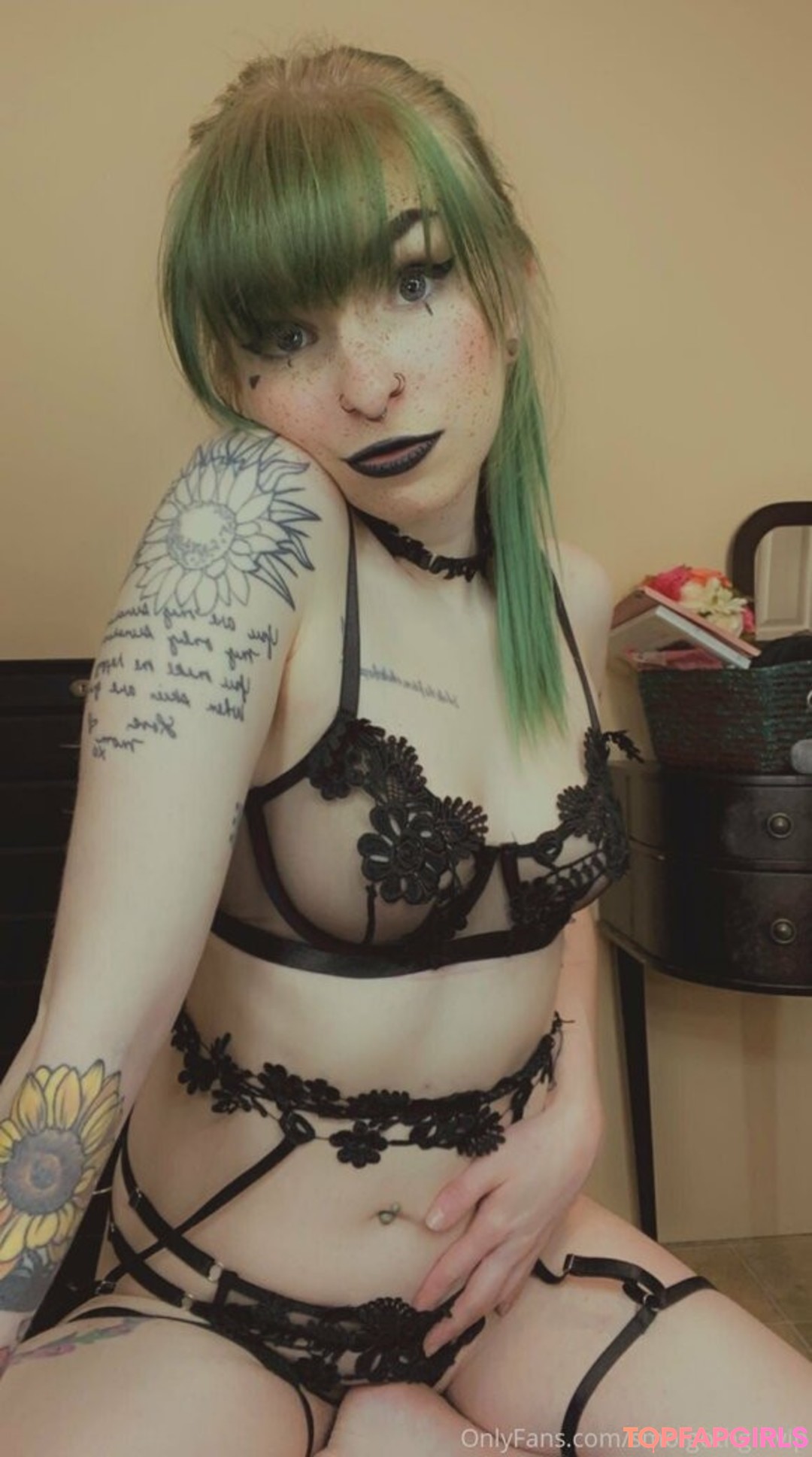 Foto desnuda filtrada de OnlyFans de Smolgothgirlvip #64 Foto desnuda filtrada de OnlyFans de Smolgothgirlvip #64