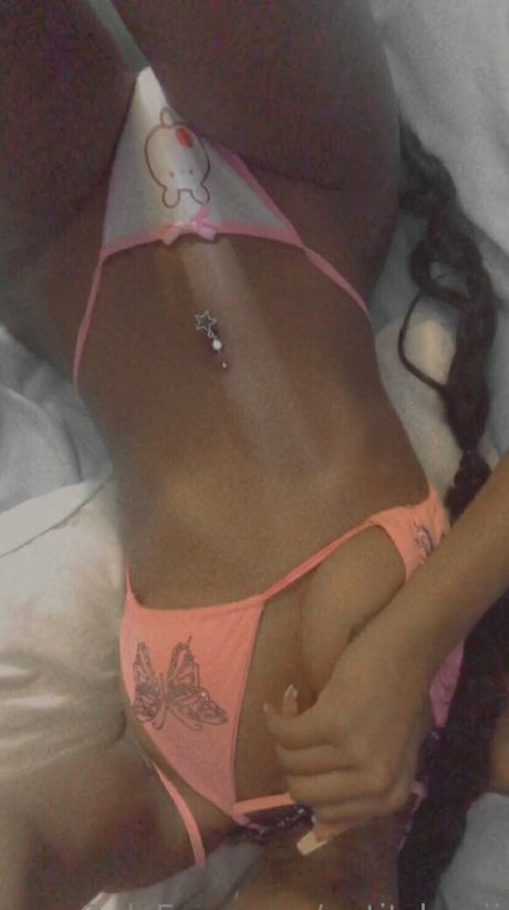 Foto desnuda filtrada de OnlyFans de Petitchepii
