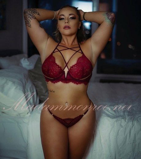 Thecurvyqueen01