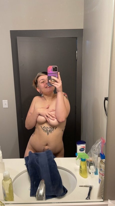 Foto desnuda filtrada de OnlyFans de Sweetlildarling
