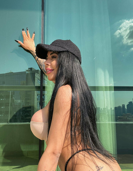 Ariana_xxl