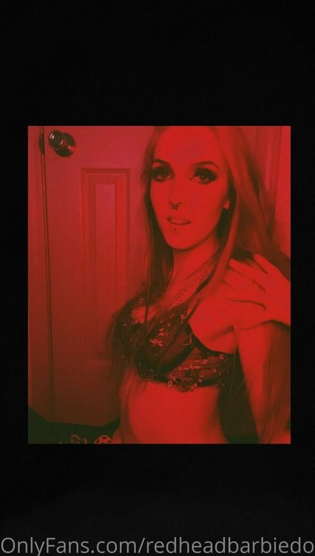 Foto desnuda filtrada de OnlyFans de Redheadbarbiedoll