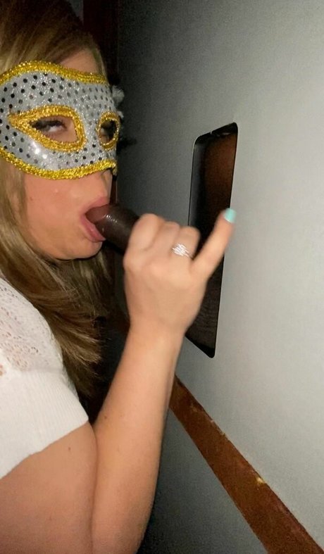 Gloryholehotwife
