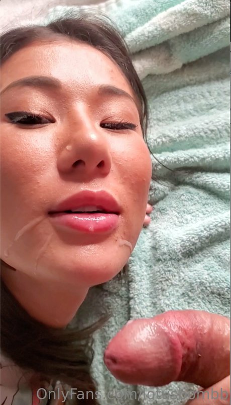 Foto desnuda filtrada de OnlyFans de Lotus Bomb
