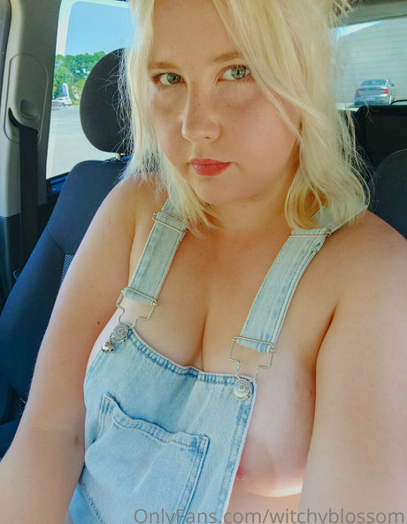 Foto desnuda filtrada de OnlyFans de Witchyblossom