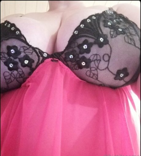 Foto desnuda filtrada de OnlyFans de Bigtitsasmr