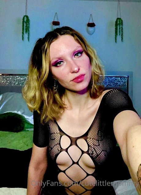 Foto desnuda filtrada de OnlyFans de Cutelittlemommy