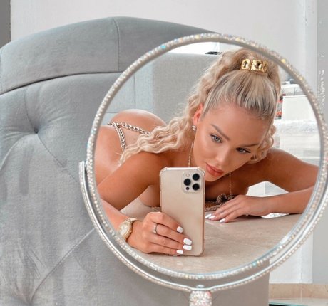 Foto desnuda filtrada de OnlyFans de Emmy Russ