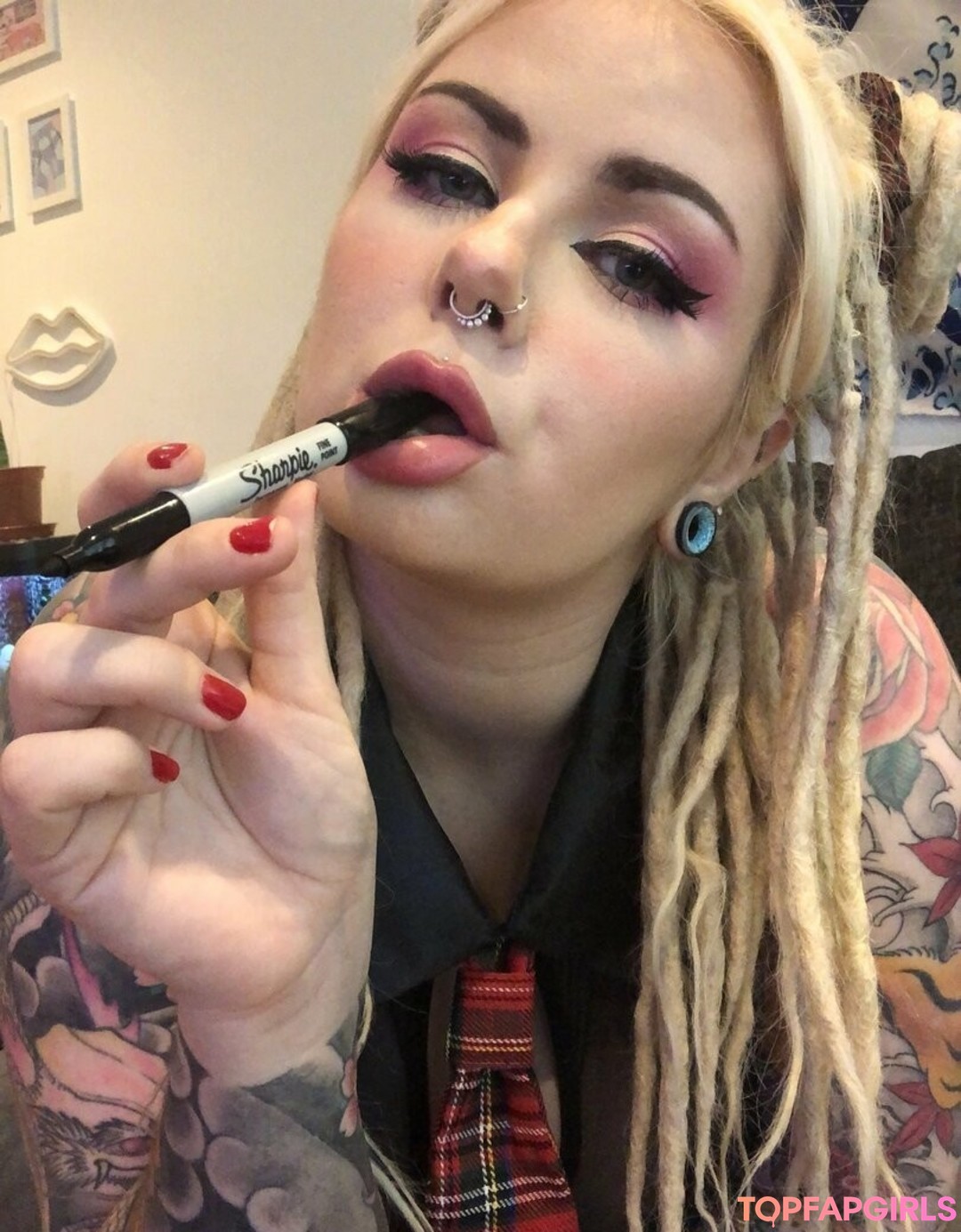 Foto desnuda filtrada de OnlyFans de Tattooedaprilfree #8 Foto desnuda filtrada de OnlyFans de Tattooedaprilfree #8