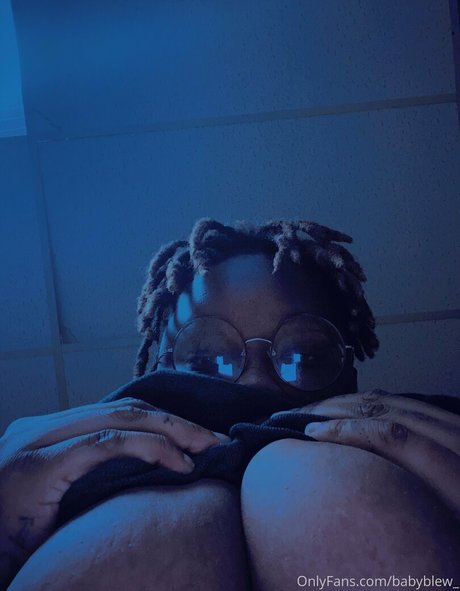Foto desnuda filtrada de OnlyFans de Marsxbluefree
