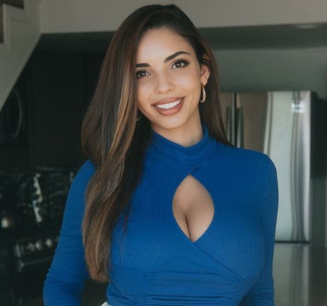 Foto desnuda filtrada de OnlyFans de Tara Yazdi