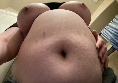 Foto desnuda filtrada de OnlyFans de Tummygrow
