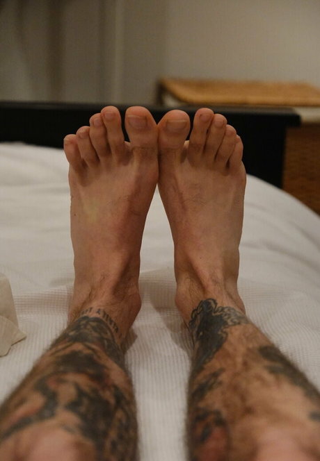Male_feet_uk