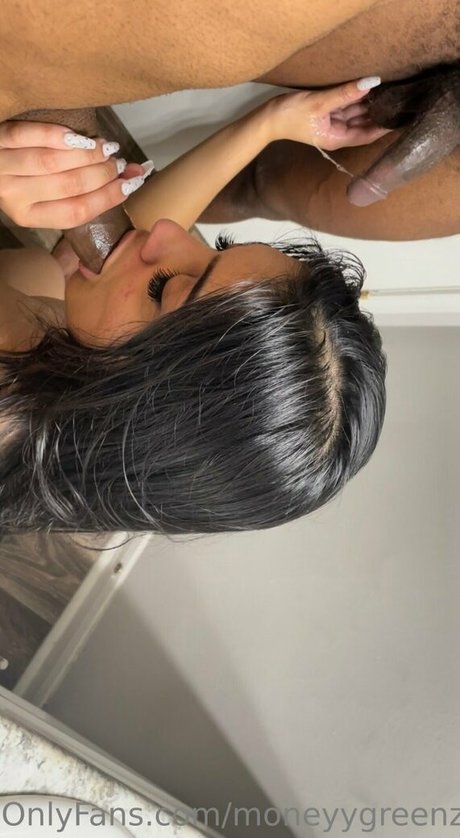 Foto desnuda filtrada de OnlyFans de Money Green Zo