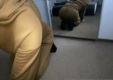 Deluxefeetsbooty